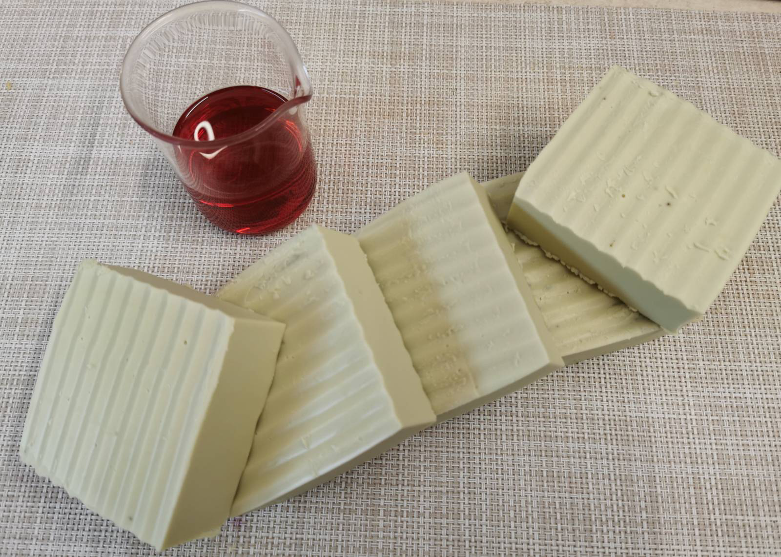 Σαπούνι με ελαιόλαδο και σπαθόλαδο